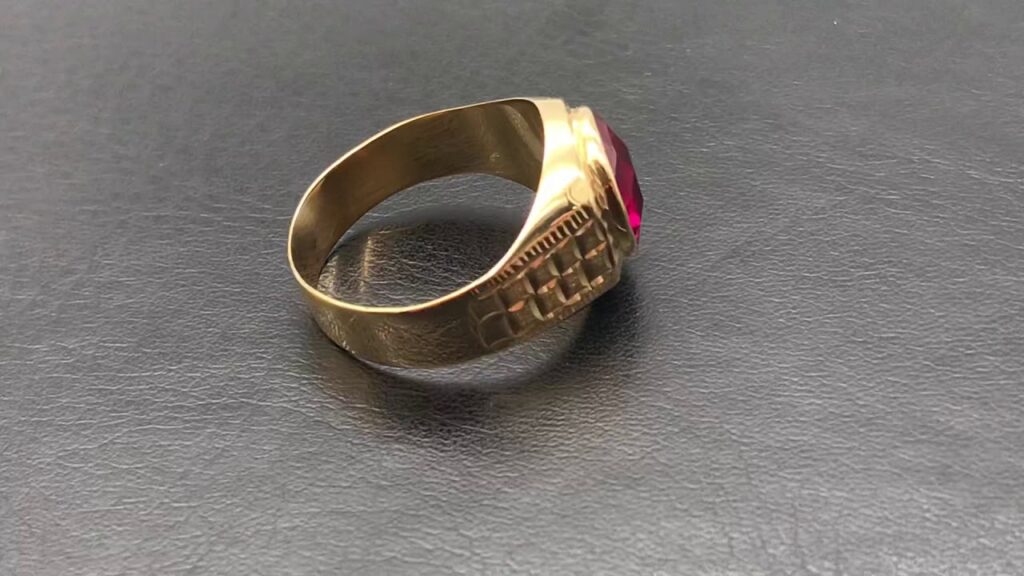 anillo de oro con piedra roja