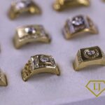 anillo de oro cuadrado elegante